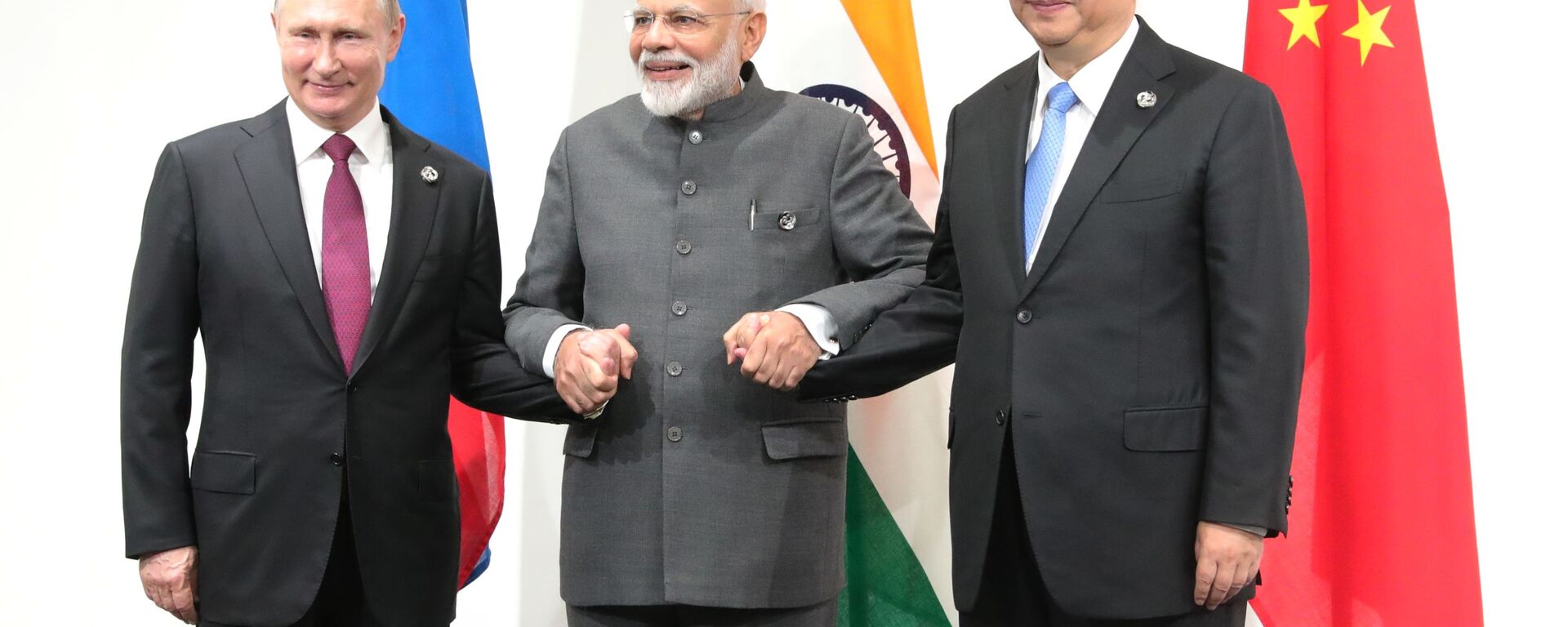 Президент РФ Владимир Путин, премьер-министр Индии Нарендра Моди и председатель Китайской Народной Республики (КНР) Си Цзиньпин (слева направо)  - Sputnik Таджикистан, 1920, 25.09.2021