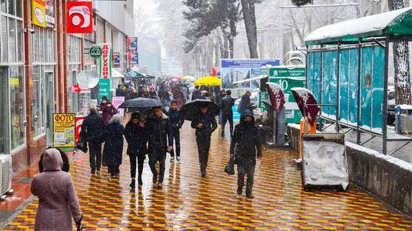 Люди в городе Душанбе идут по улице, архивное фото - Sputnik Тоҷикистон