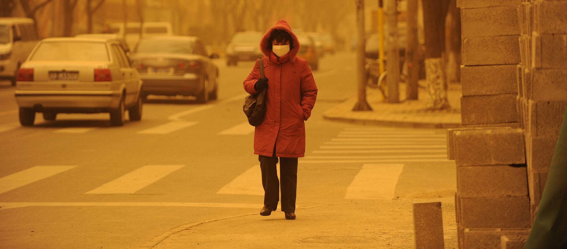 Женщина во время пыльной бури в городе, архивное фото - Sputnik Тоҷикистон, 1920, 17.03.2021