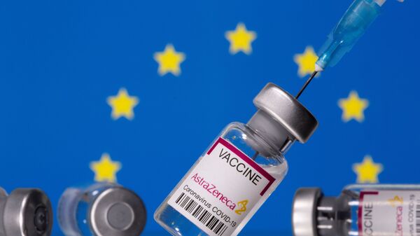 Вакцина на фоне флага Евросоюза - Sputnik Тоҷикистон
