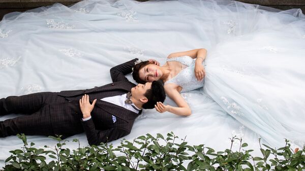 Пара во время свадебной фотосессии в Шанхае  - Sputnik Таджикистан