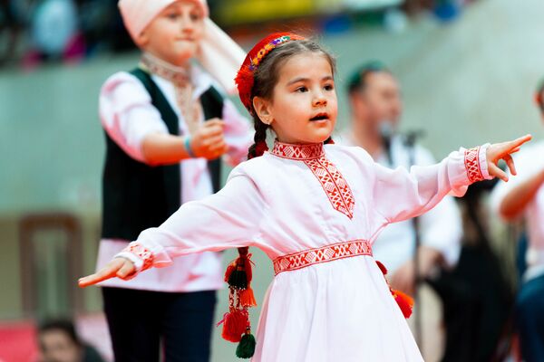 Вслед за взрослыми к общему веселью присоединялись и дети - Sputnik Таджикистан