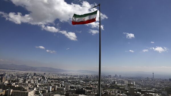 Государственный флаг Ирана в Тегеране, фото из архива - Sputnik Тоҷикистон