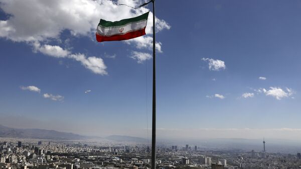 Государственный флаг Ирана в Тегеране. Архивное фото - Sputnik Таджикистан