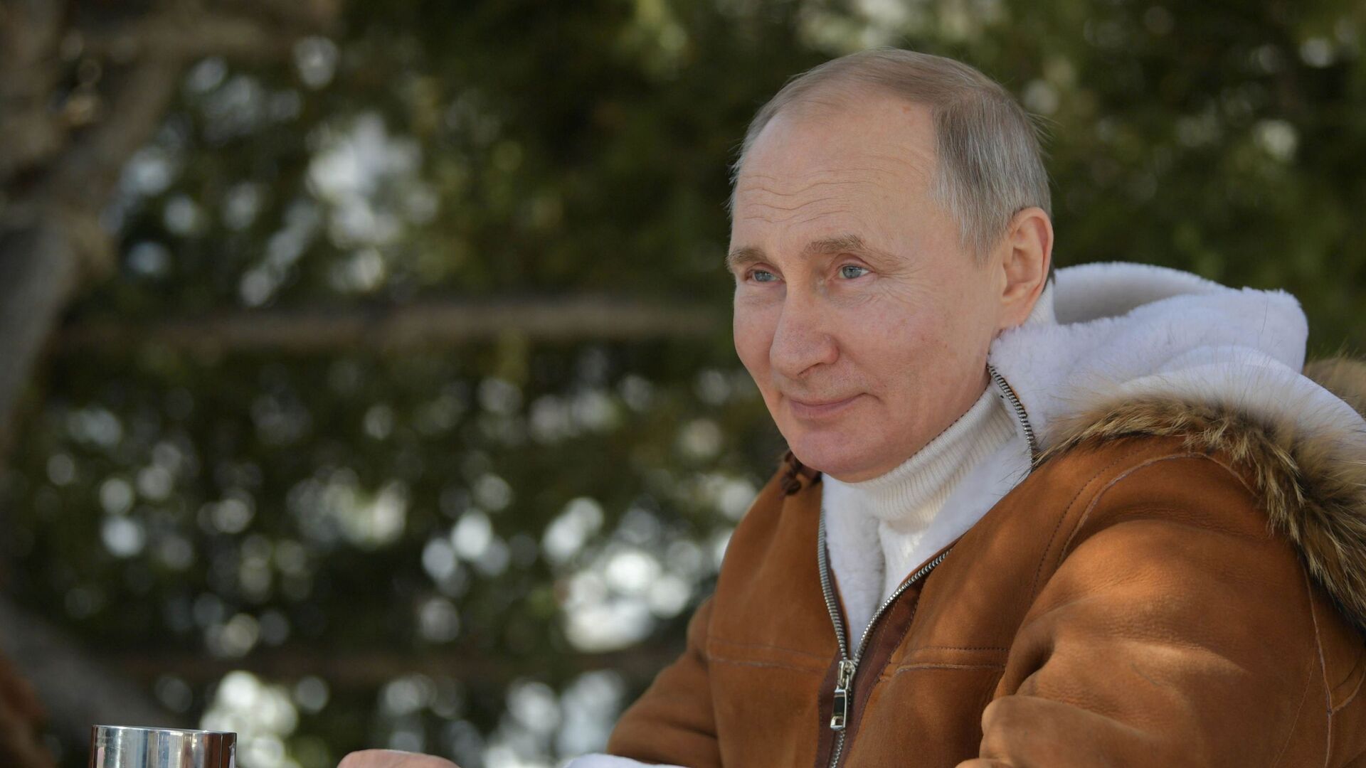 Президент РФ Владимир Путин во время прогулки в тайге - Sputnik Таджикистан, 1920, 23.03.2021