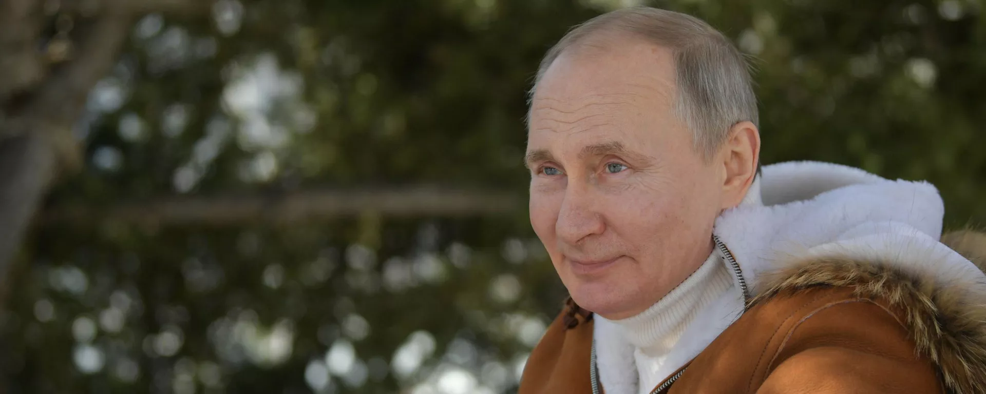 Президент РФ Владимир Путин во время прогулки в тайге - Sputnik Тоҷикистон, 1920, 23.03.2021