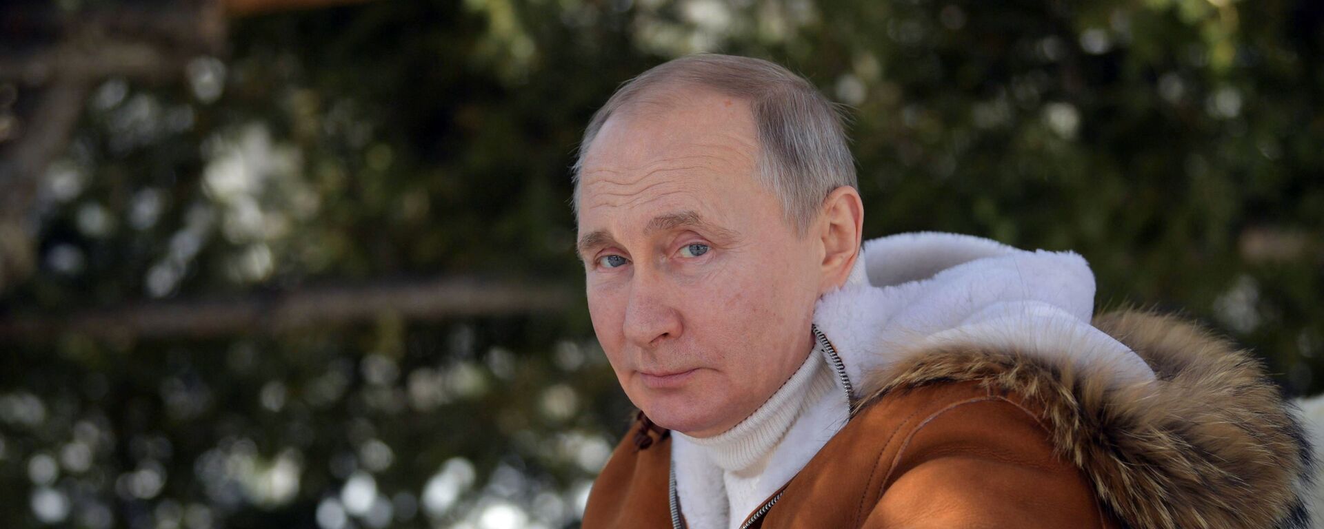 Президент РФ Владимир Путин во время прогулки в тайге - Sputnik Тоҷикистон, 1920, 14.04.2021