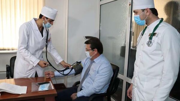 Министр здравоохранения Таджикистана во время вакцинации - Sputnik Тоҷикистон