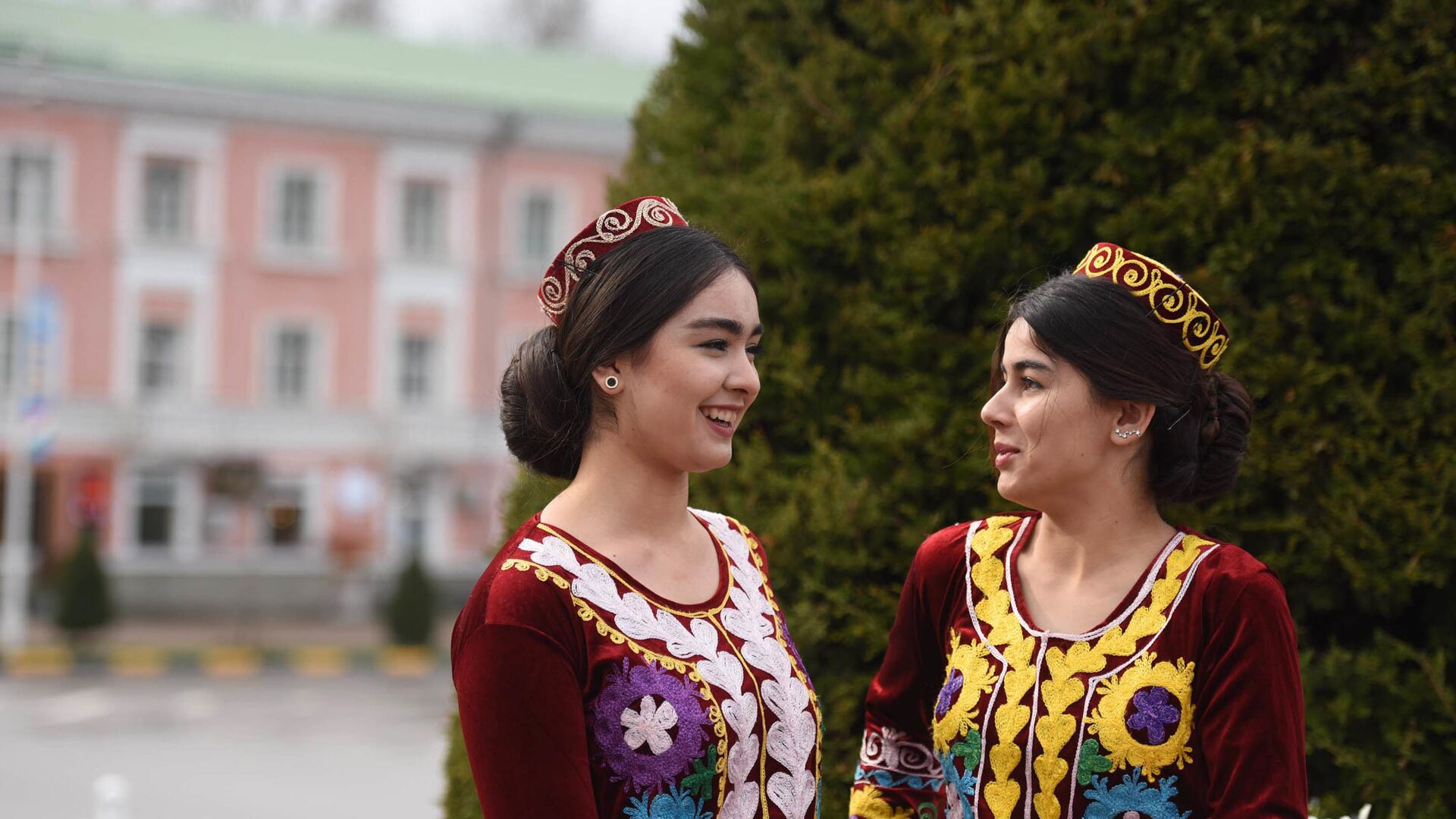 Девушки на улице в Душанбе в национальных костюмах во время празднования Навруза 2021, архивное фото - Sputnik Таджикистан, 1920, 15.01.2022