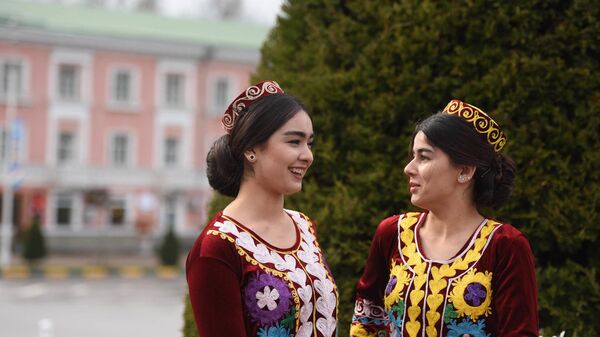Девушки на улице в Душанбе в национальных костюмах во время празднования Навруза 2021, архивное фото - Sputnik Таджикистан
