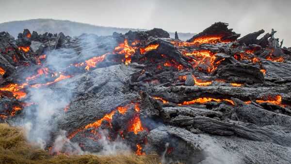 Лава от извержения вулкана на полуострове Рейкьянес на юго-западе Исландии  - Sputnik Таджикистан