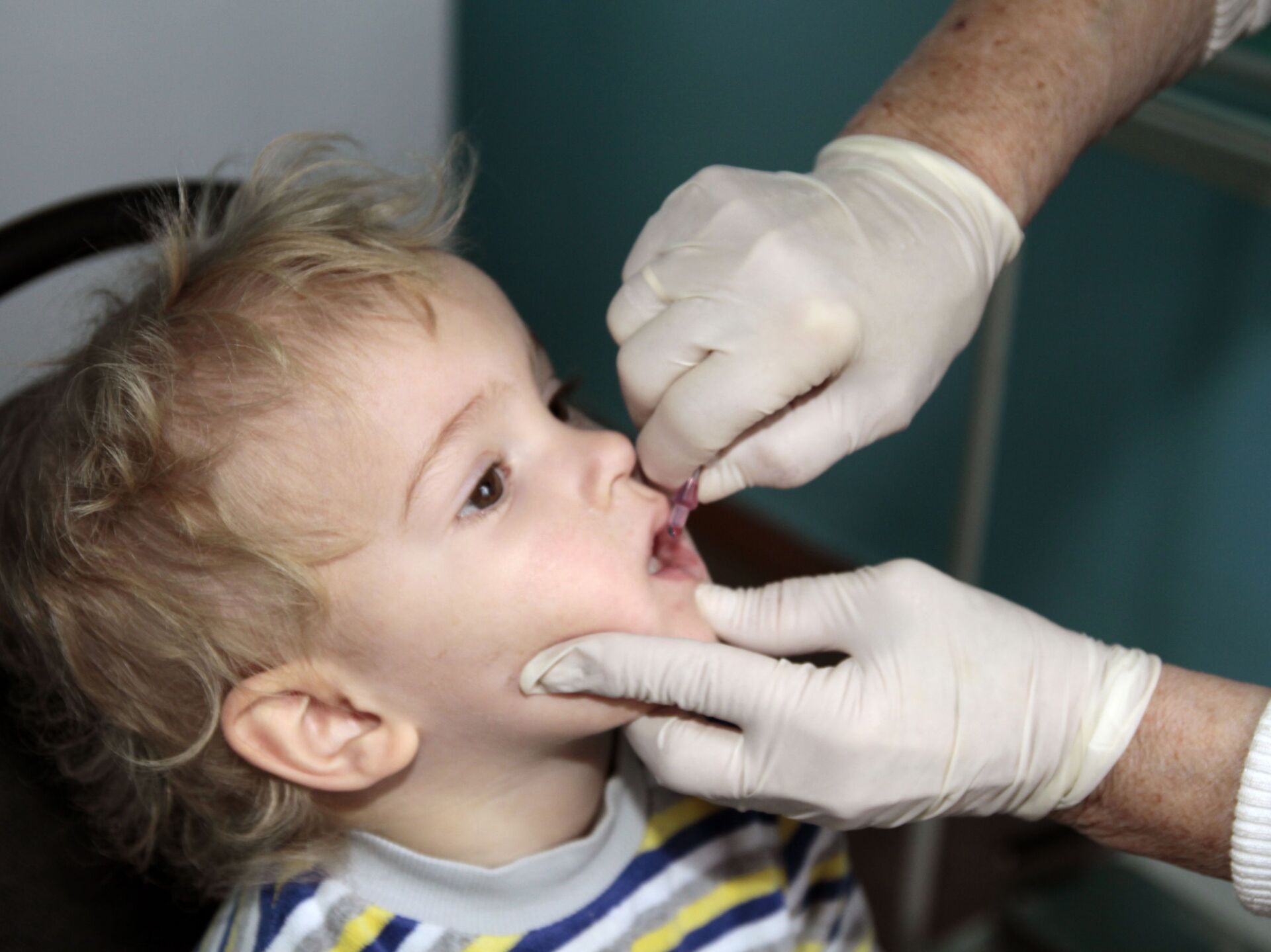 Полиомиелит вакцинация. Вакцинация детей от полиомиелита. Вакцинация против полиомиелита. Вакцина от полиомиелита детям. Ребенок умер от прививки от полиомиелита