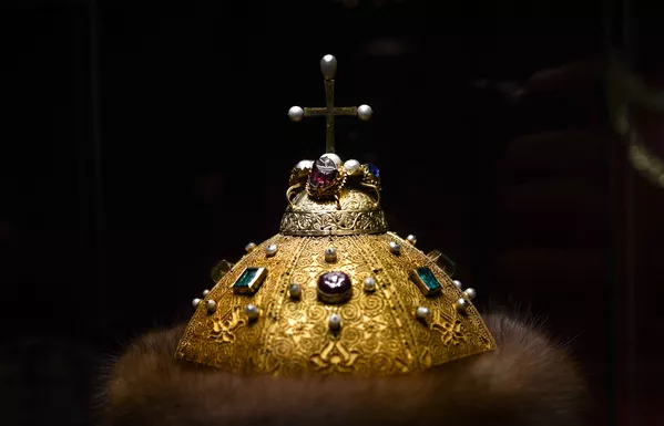 Зумуррад санги подшоҳист. Кулоҳи Мономах дар ибтидои асри 14 - тоҷи меросии соҳибихтиёрони Русия, рамзи худкома дар Русия - бо ёздаҳ сангҳои қиматбаҳо, аз ҷумла чаҳор зумуррад оро дода шудааст. Зумуррад санги подшоҳист. Кулоҳи Мономах дар ибтидои асри 14 - тоҷи меросии соҳибихтиёрони Русия, рамзи худкома дар Русия - бо ёздаҳ сангҳои қиматбаҳо, аз ҷумла чаҳор зумуррад оро дода шудааст. - Sputnik Тоҷикистон