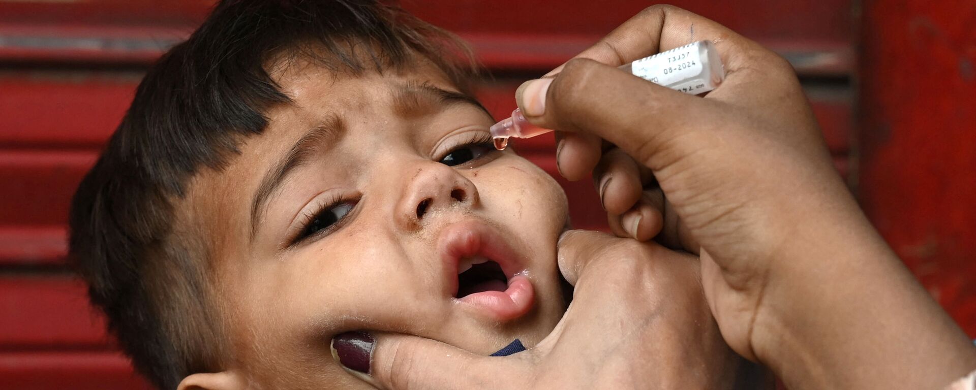 Медицинский работник вводит капли вакцины против полиомиелита ребенку - Sputnik Таджикистан, 1920, 17.09.2021