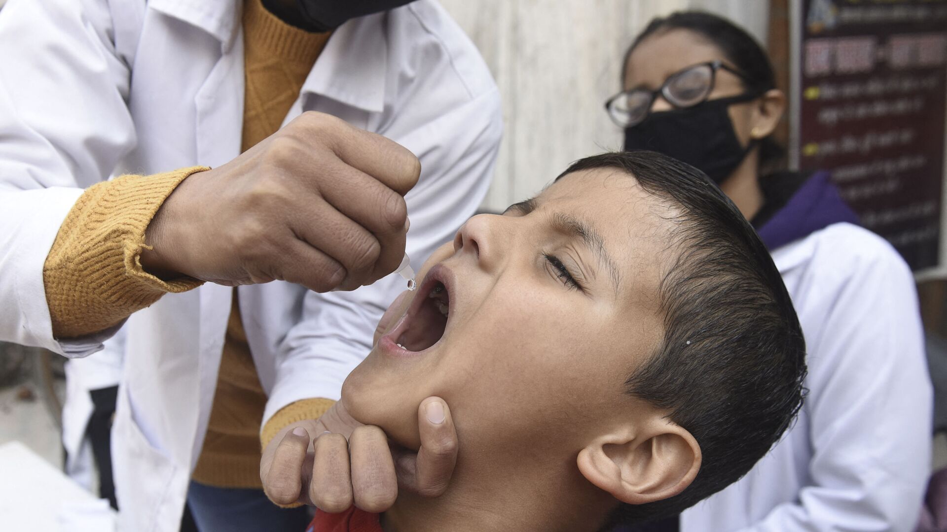 Медицинский работник вводит капли вакцины против полиомиелита ребенку - Sputnik Тоҷикистон, 1920, 24.05.2021