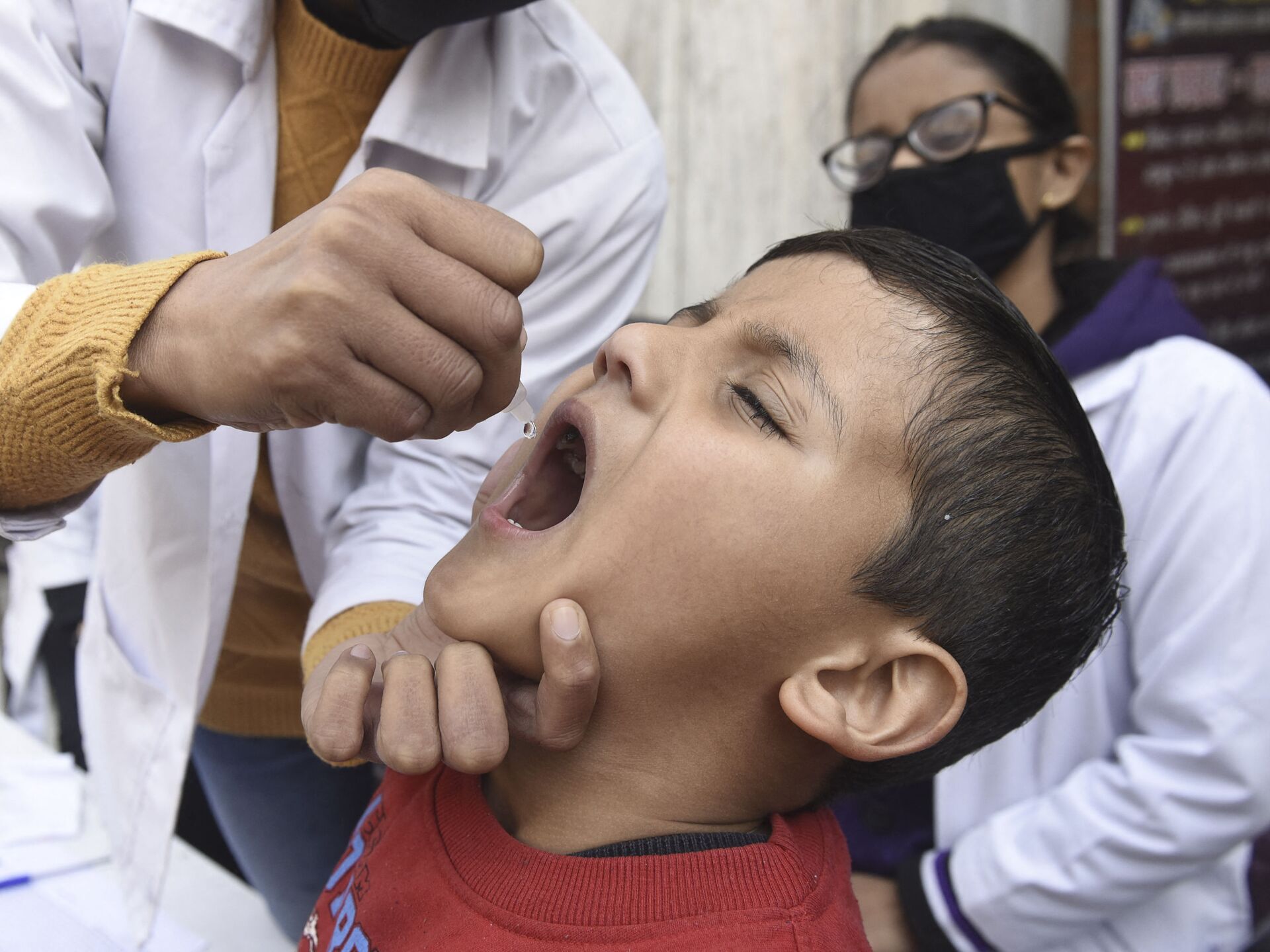 Полиомиелит: симптомы опасность лечение и прививка