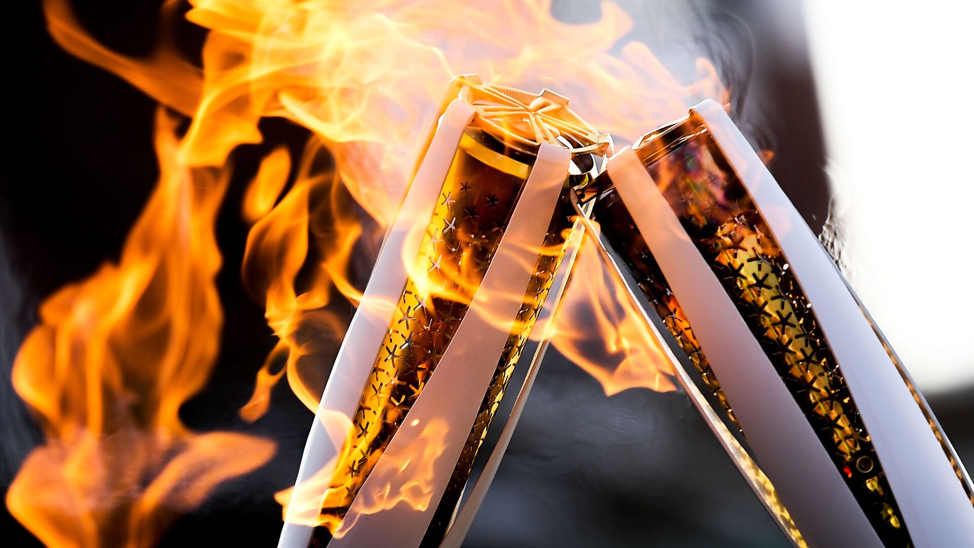 Факелы с Олимпийским огнём во время эстафеты Олимпийского огня - Sputnik Таджикистан, 1920, 18.07.2021