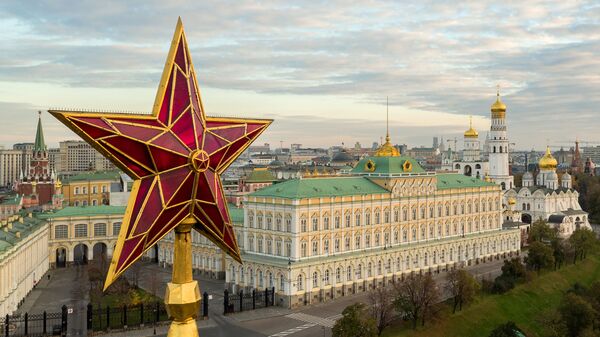 Звезда на Водовзводной башне Московского Кремля - Sputnik Таджикистан
