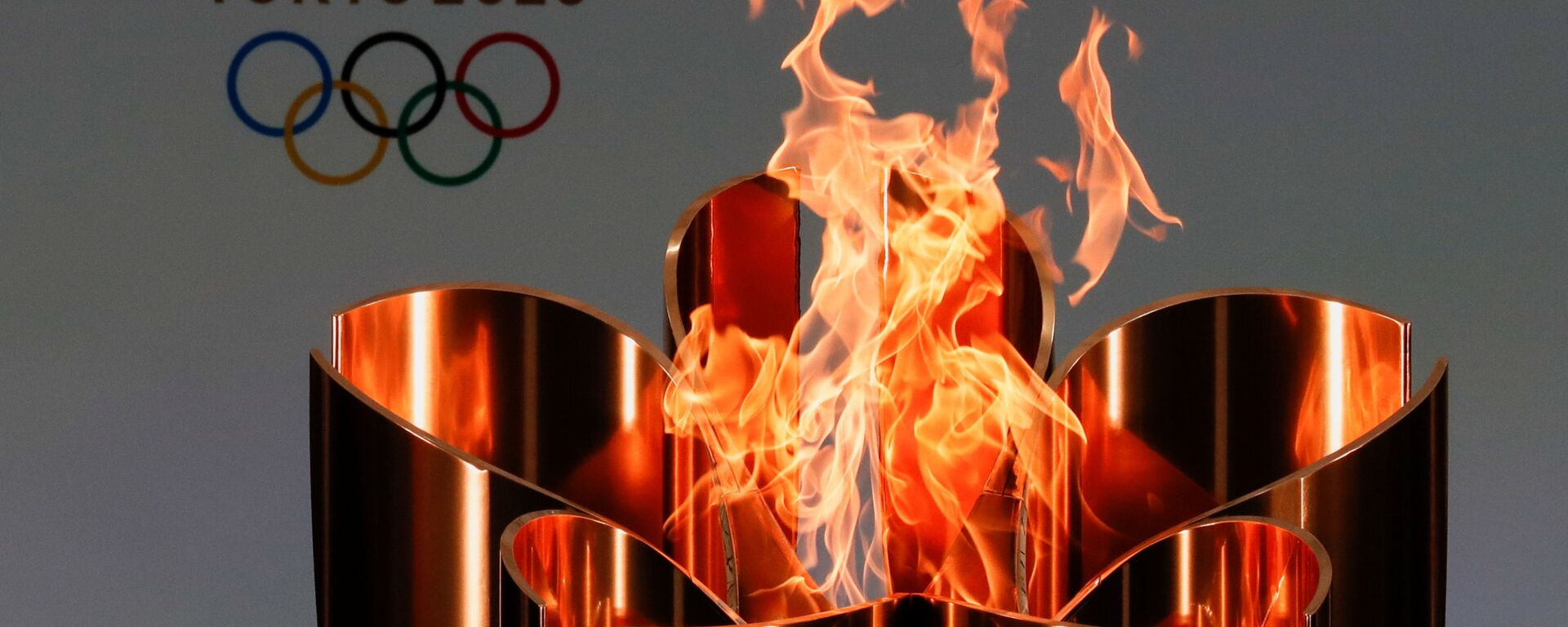 Олимпийский огонь во время эстафеты Олимпийского огня в Токио-2020 в префектуре Фукусима, Япония - Sputnik Таджикистан, 1920, 17.07.2021