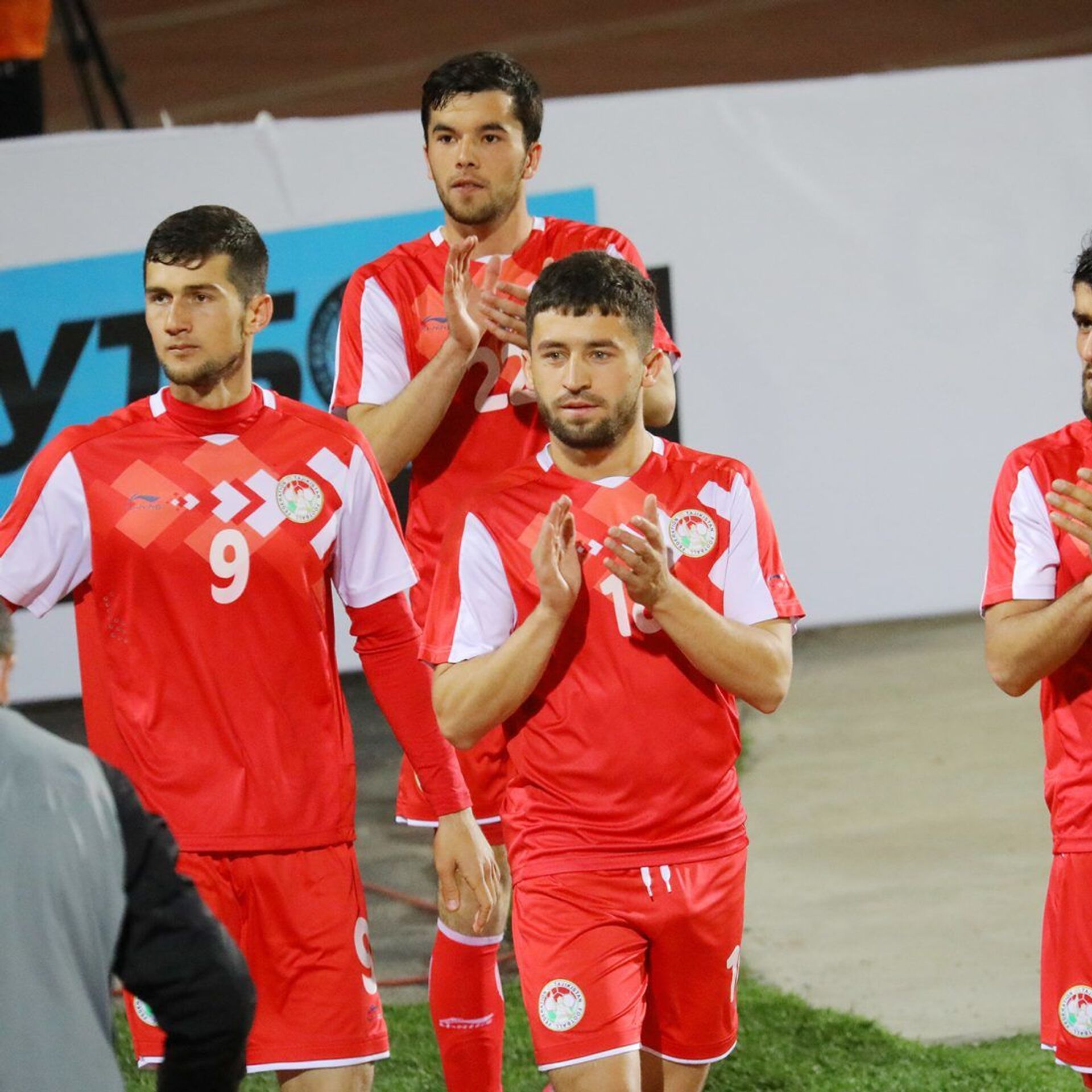Азербайджан монголия футбол. Национальная сборная Таджикистана. Сборная Таджикистана по футболу 2022. Национальная сборная Таджикистана по футболу. Форма по футболу Таджикистан.