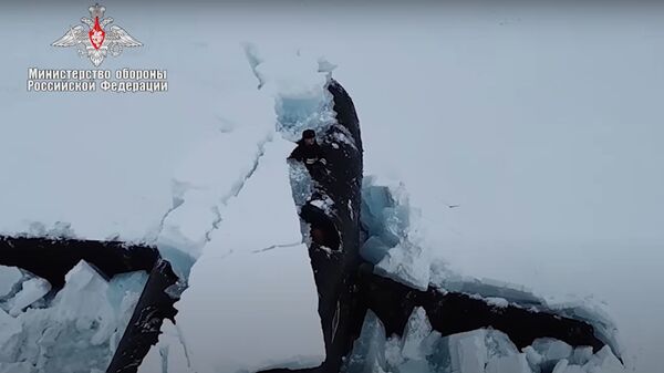 Первое в истории синхронное всплытие трех атомных подлодок ВМФ РФ из-под толщи льда сняли на видео - Sputnik Таджикистан