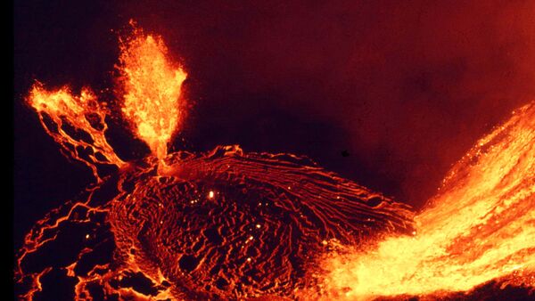 Лава в кратере вулкана Mauna Ulu на Гавайях  - Sputnik Таджикистан