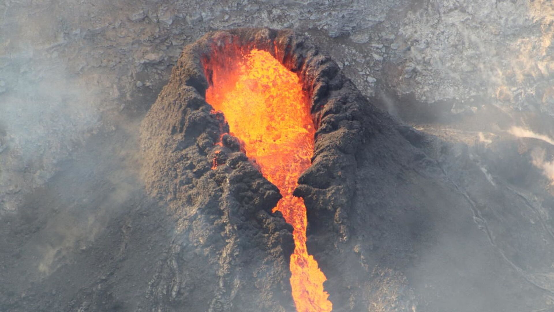 Лавовые потоки вливаются в кратер вулкана Килауэа на Гавайях  - Sputnik Тоҷикистон, 1920, 05.12.2021