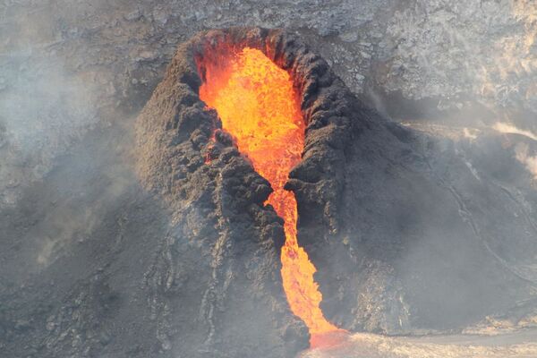 Лавовые потоки вливаются в кратер вулкана Килауэа на Гавайях  - Sputnik Таджикистан