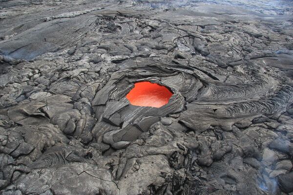 Лавовое окно в кратере вулкана Пуу-Оо на Гавайях  - Sputnik Таджикистан