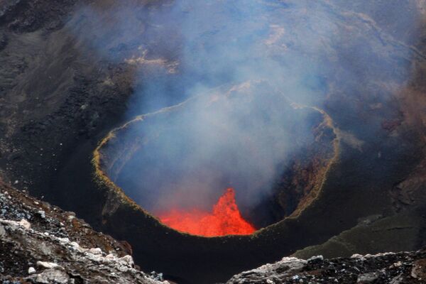 Лава в кратере вулкана Амбрим на Вануату  - Sputnik Таджикистан