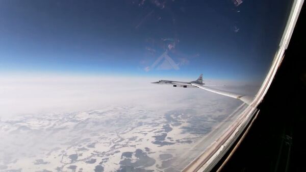 Полеты стратегических ракетоносцев Ту-160 в сопровождении истребителей МиГ-31 - Sputnik Таджикистан