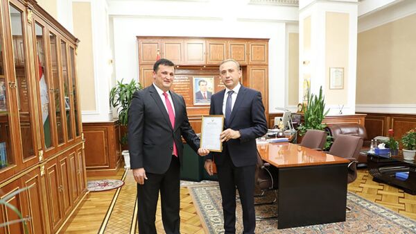 Председатель Национального банка Таджикистана Хоким Холикзода при выдаче лицензии действующиму Директору «Паймон Страхование» Темуру Мирсалимову - Sputnik Таджикистан