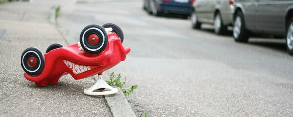 Детская игрушка возле дороги - Sputnik Тоҷикистон