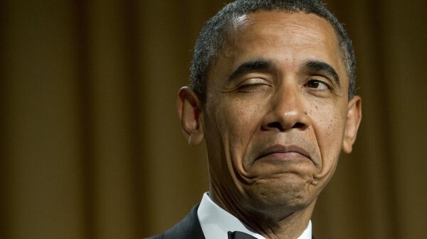 Президент США Барак Обама подмигивает, рассказывая анекдот о месте своего рождения во время ужина Ассоциации корреспондентов Белого дома в Вашингтонев, 2012 год  - Sputnik Таджикистан