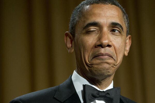 Президент США Барак Обама подмигивает, рассказывая анекдот о месте своего рождения во время ужина Ассоциации корреспондентов Белого дома в Вашингтоне, 2012 год  - Sputnik Таджикистан