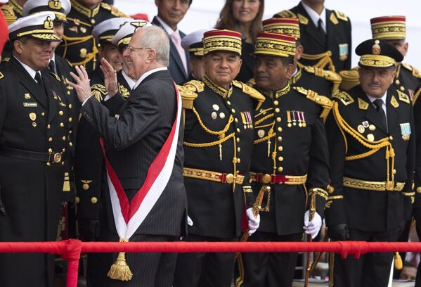 Президент Перу Педро Пабло Кучински шутит на военном параде в Лиме, 2016 год  - Sputnik Таджикистан