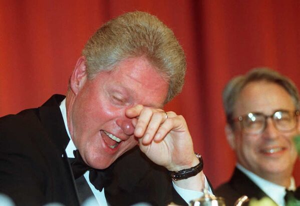 Экс-президент США Билл Клинтон вытирает слезы от смеха после шутки комика Эла Франкена  - Sputnik Таджикистан