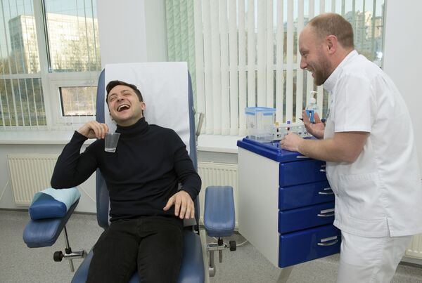 Президент Украины Владимир Зеленский смеется во время сдачи анализа крови - Sputnik Таджикистан