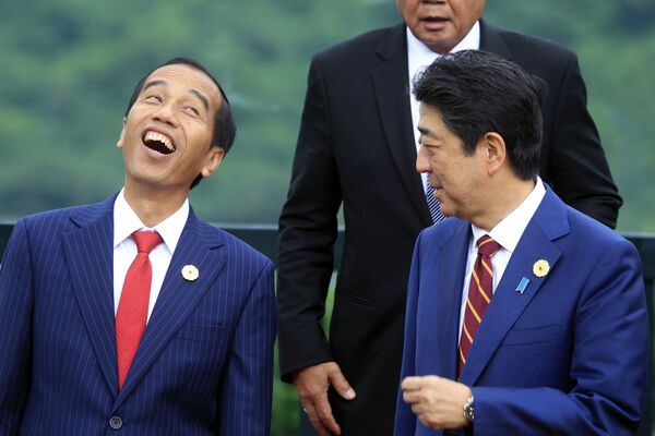 Президент Индонезии Джоко Видодо (слева) смеется во время фотосессии с премьер-министром Японии Синдзо Абэ - Sputnik Таджикистан