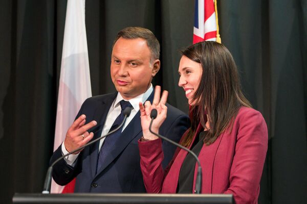 Президент Польши Анджей Дуда и премьер-министр Новой Зеландии Хасинда Ардерн шутят о количестве подписей на церемонии подписания в Окленде - Sputnik Таджикистан