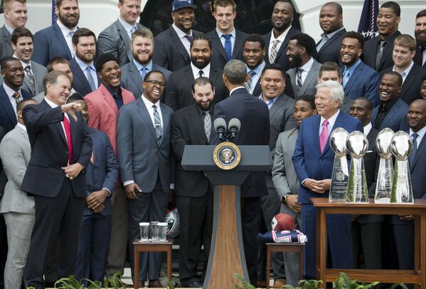 Главный футбольный тренер New England Patriots Билл Беличик не одобряет шутку президента Барака Обамы во время церемонии на южной лужайке Белого дома в Вашингтоне  - Sputnik Таджикистан