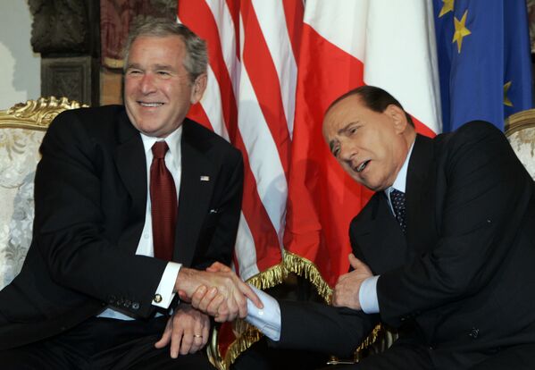 Экс-президент США Джордж Буш и бывший премьер-министр Италии Сильвио Берлускони шутят во время встречи в Риме  - Sputnik Таджикистан
