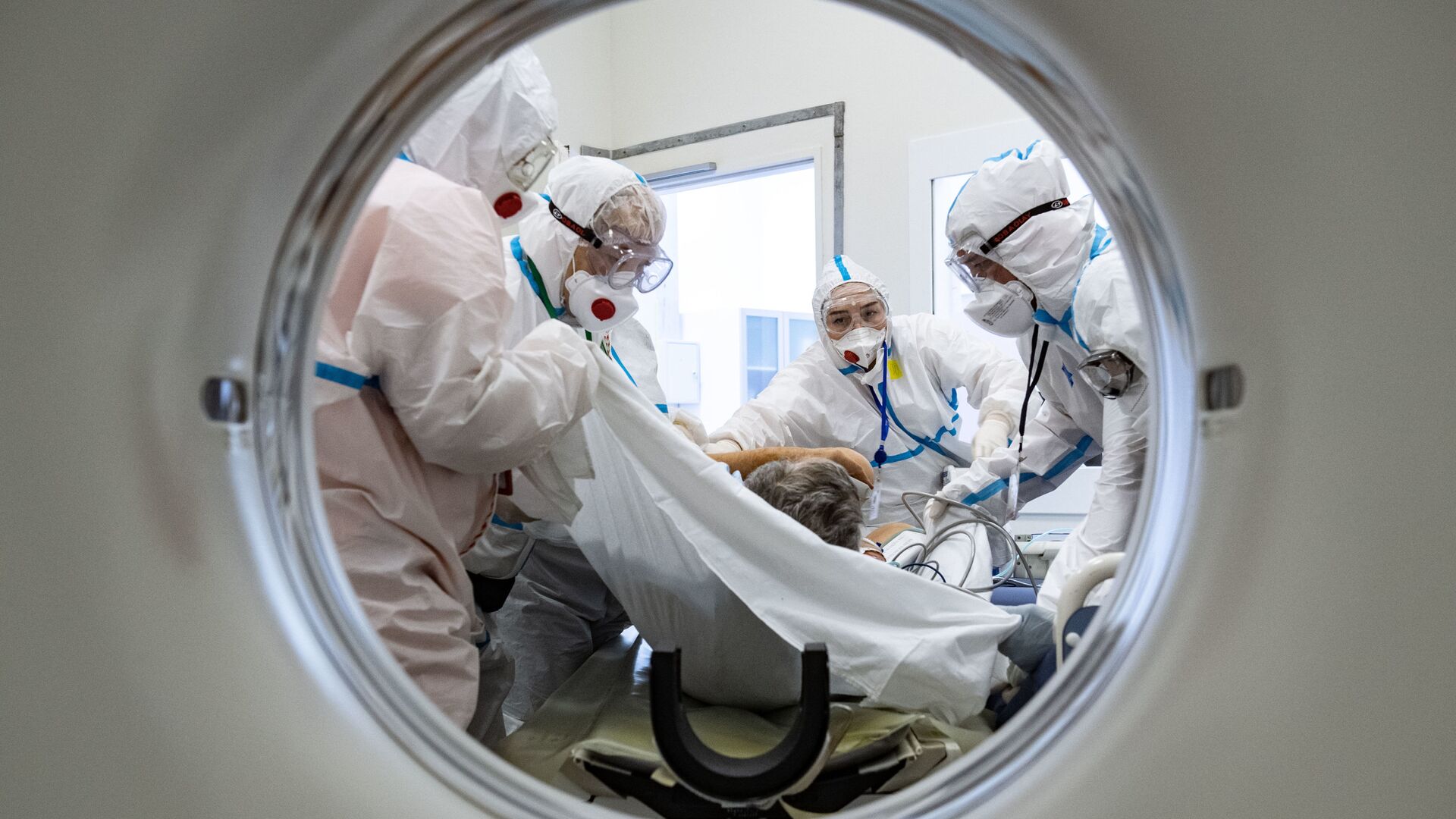 Медики помещают пациента в аппарат компьютерной томографии в городской клинической больнице №40 в Москве - Sputnik Таджикистан, 1920, 21.04.2021
