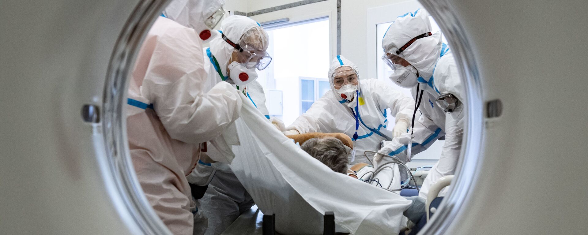 Медики помещают пациента в аппарат компьютерной томографии в городской клинической больнице №40 в Москве - Sputnik Таджикистан, 1920, 21.04.2021