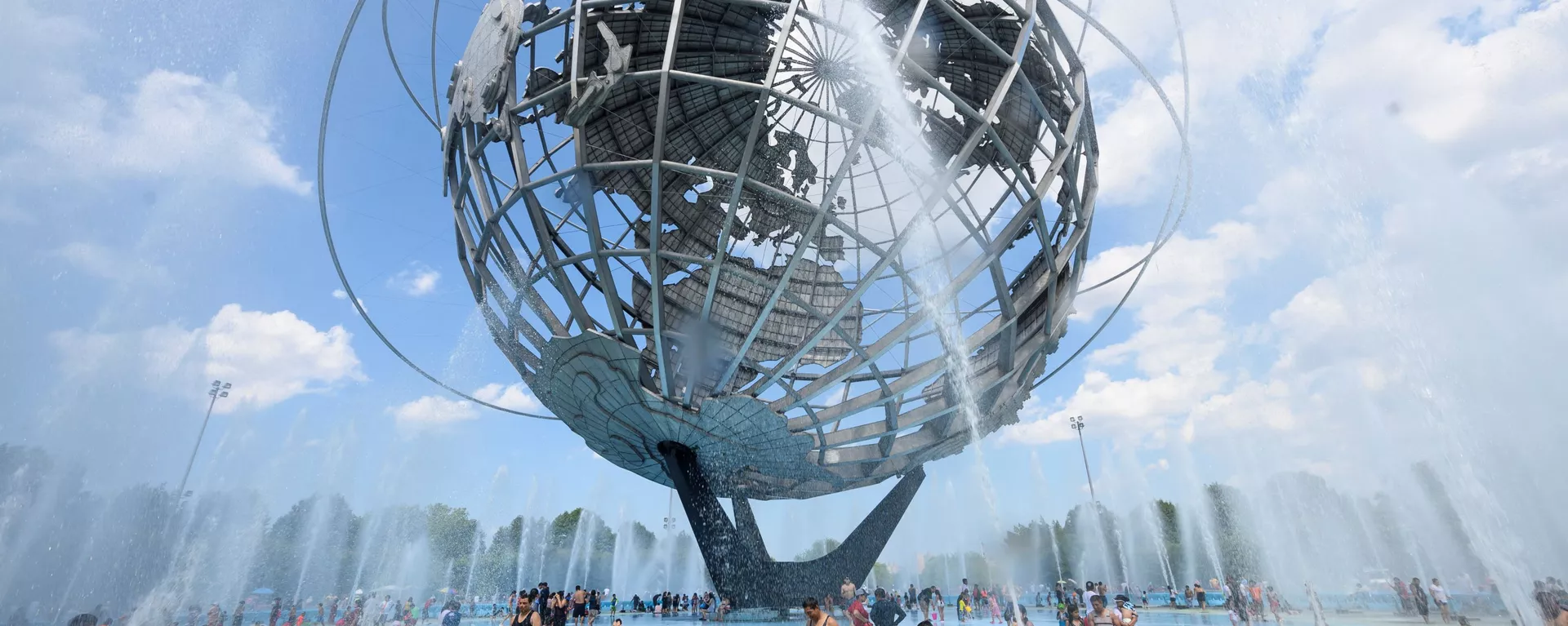 Люди купаются в фонтане Unisphere в США - Sputnik Тоҷикистон, 1920, 02.04.2021