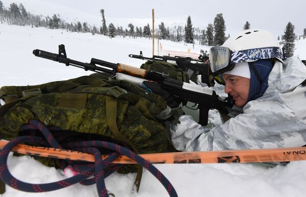Участница из женской сборной Вооруженных Сил России на огневом рубеже  - Sputnik Таджикистан