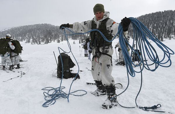 Участник лыжного марш-броска после прохождения скального спецучастка в горах Западных Саян - Sputnik Таджикистан