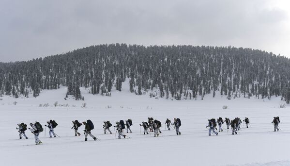 Участники во время соревнования в лыжном марш-броске в высокогорной местности в Красноярском крае - Sputnik Таджикистан