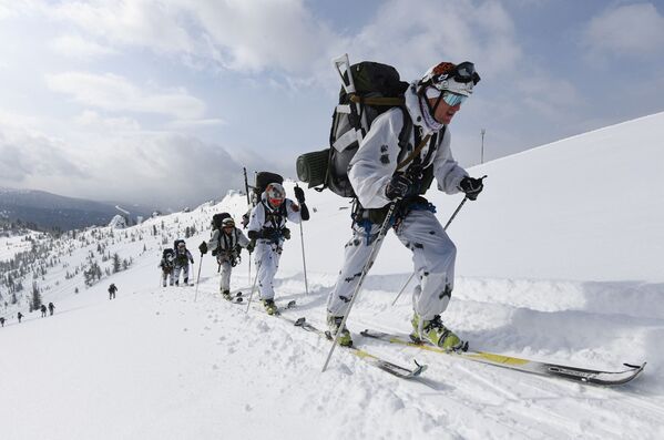 Участники во время соревнования в лыжном марш-броске в высокогорной местности в Красноярском крае - Sputnik Таджикистан