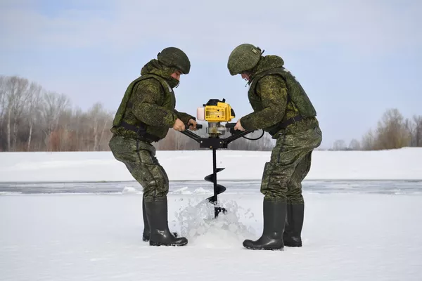 Хизматчиёни қисми муҳандисии ташаккули силоҳҳои якҷояи Округи марказии ҳарбӣ ҳангоми омодагӣ ба кор барои вайрон кардани майдони ях дар дарёи Бия дар қаламрави Олтой Хизматчиёни қисми муҳандисии ташаккули силоҳҳои якҷояи Округи марказии ҳарбӣ ҳангоми омодагӣ ба кор барои вайрон кардани майдони ях дар дарёи Бия дар қаламрави Олтой - Sputnik Тоҷикистон